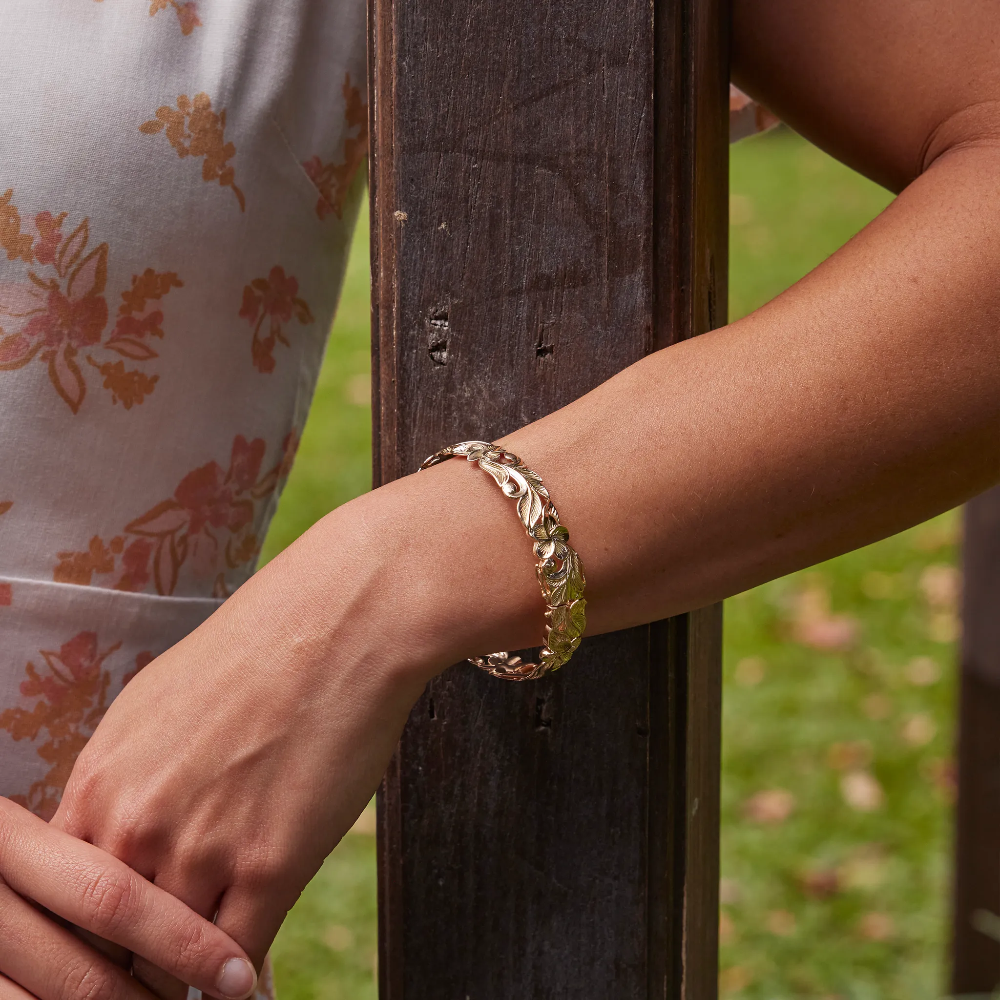 Hawaiian Heirloom Plumeria Hinge Bracelet in Gold - 12mm