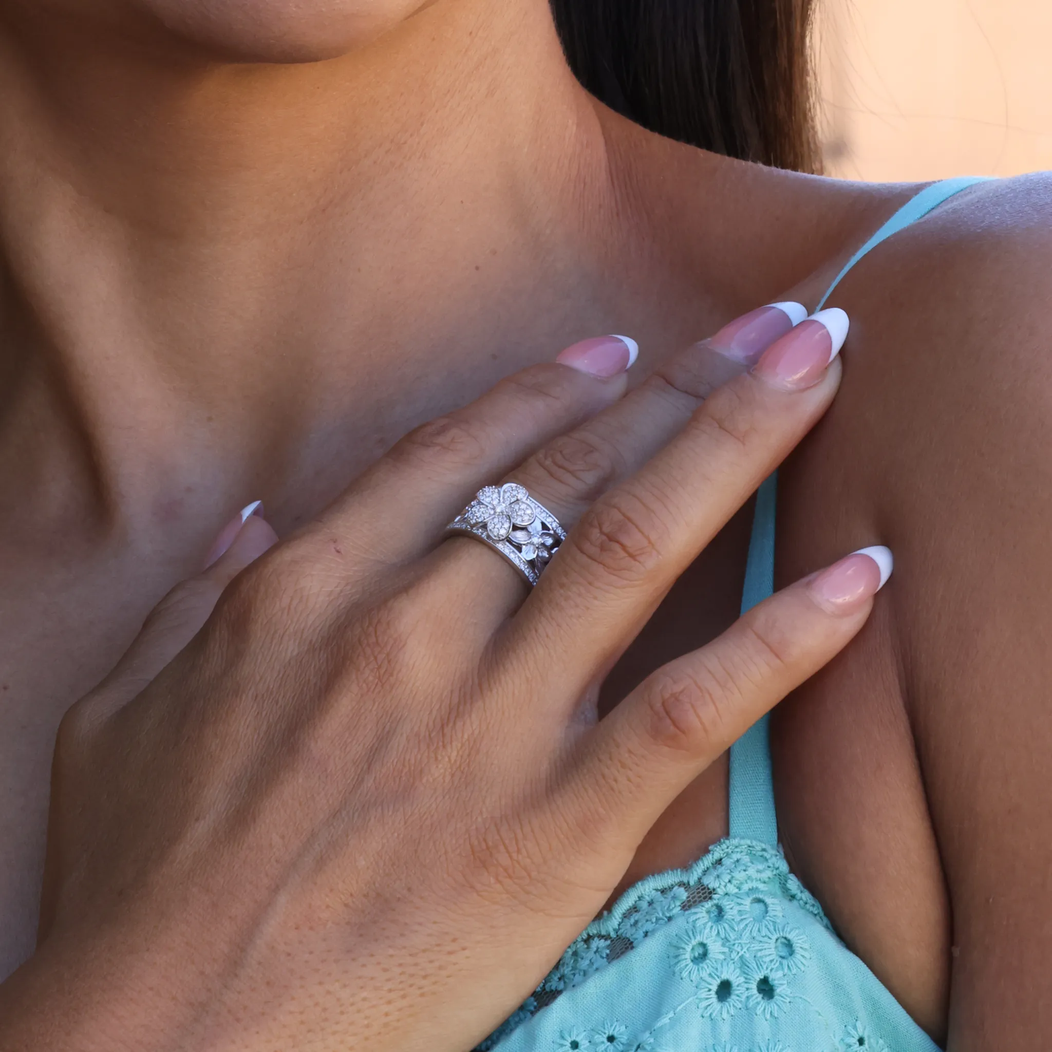 Hawaiian Heirloom Plumeria Ring in White Gold with Diamonds - 10mm